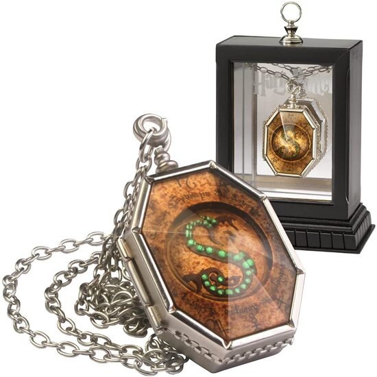 RÉPLICA GUARDAPELO DE SALAZAR SLYTHERIN - HORROCRUX THE NOBLE COLLECTION